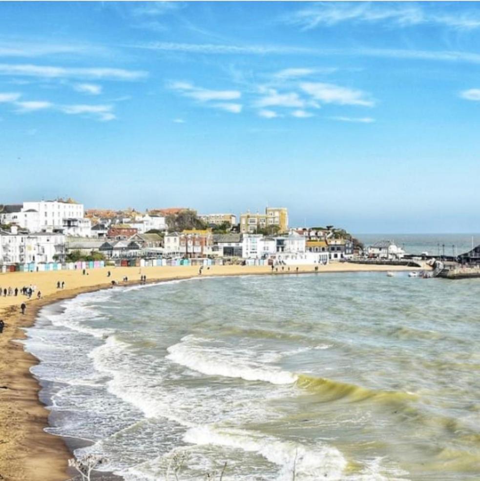 Central, Seaview Apartment, 3 beds, 2 baths, kid & dog friendly at The Lookout Broadstairs Kültér fotó