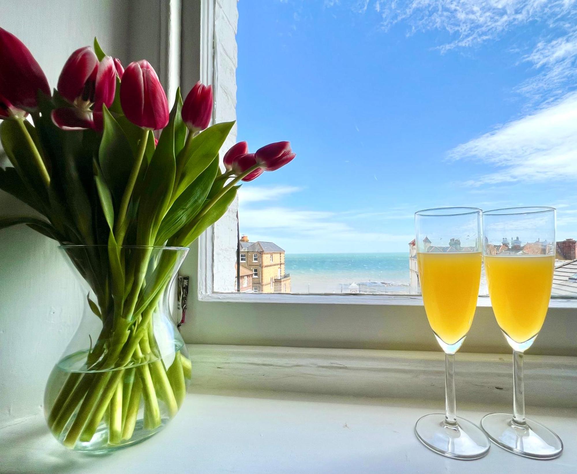 Central, Seaview Apartment, 3 beds, 2 baths, kid & dog friendly at The Lookout Broadstairs Kültér fotó