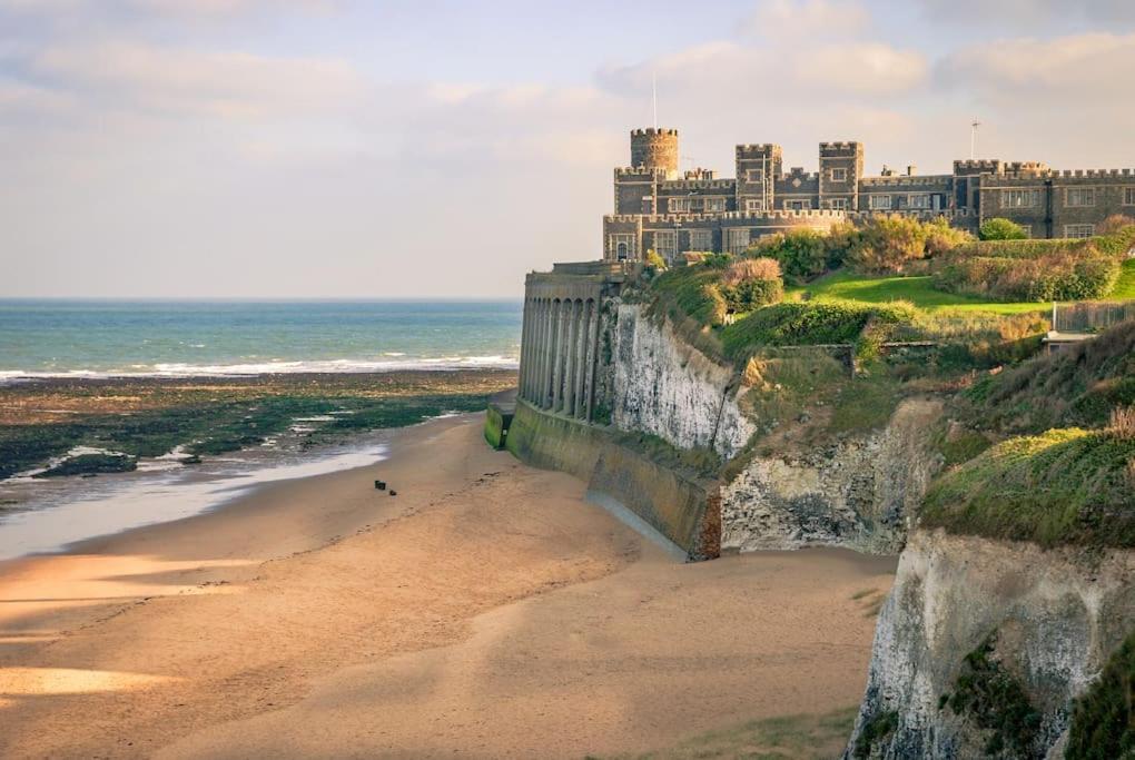 Central, Seaview Apartment, 3 beds, 2 baths, kid & dog friendly at The Lookout Broadstairs Kültér fotó