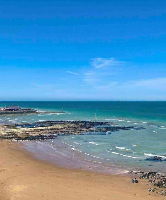 Central, Seaview Apartment, 3 beds, 2 baths, kid & dog friendly at The Lookout Broadstairs Kültér fotó