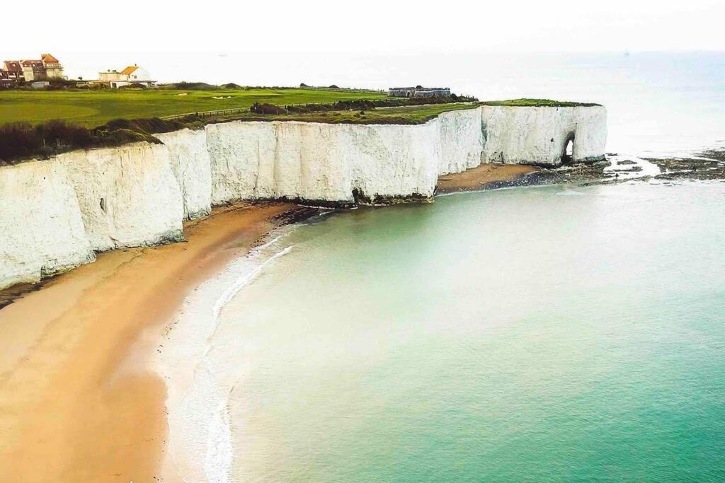 Central, Seaview Apartment, 3 beds, 2 baths, kid & dog friendly at The Lookout Broadstairs Kültér fotó