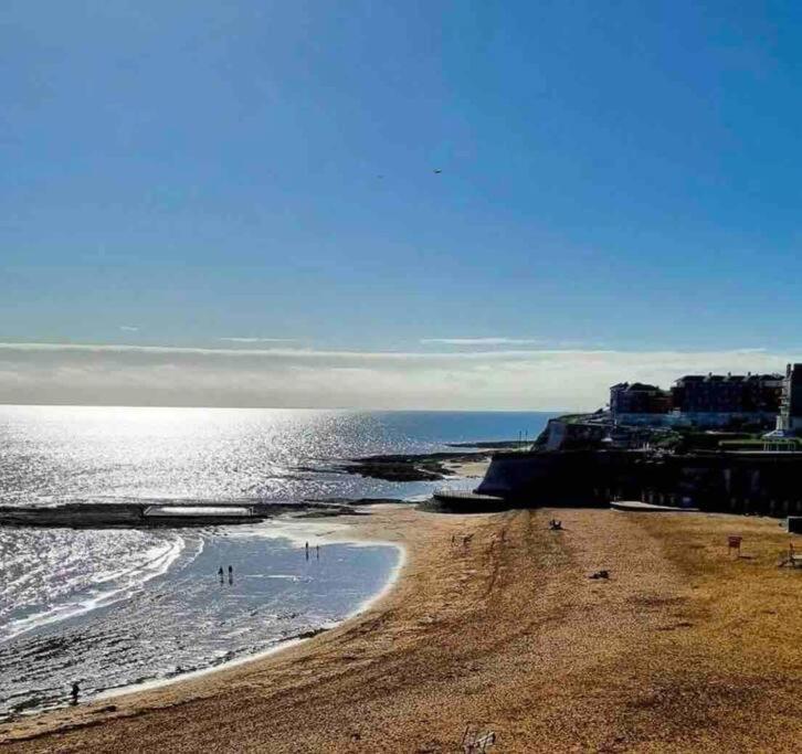 Central, Seaview Apartment, 3 beds, 2 baths, kid & dog friendly at The Lookout Broadstairs Kültér fotó